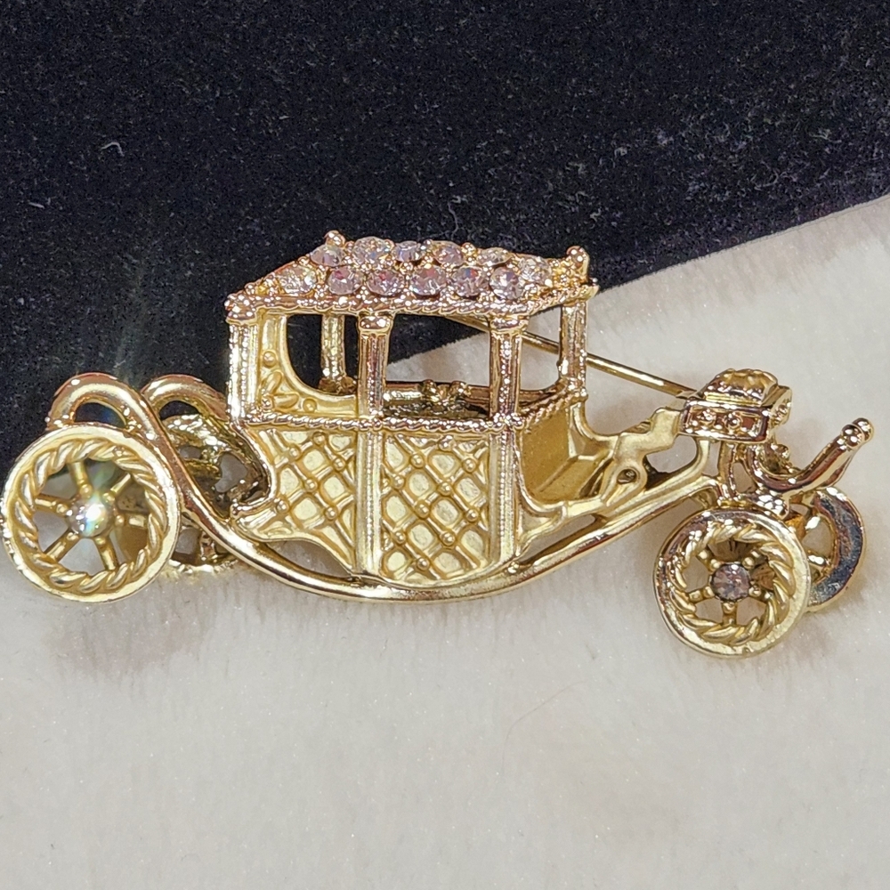 AJC (American Jewelry Company) 1980s Vintage Carriage Coach Brooch